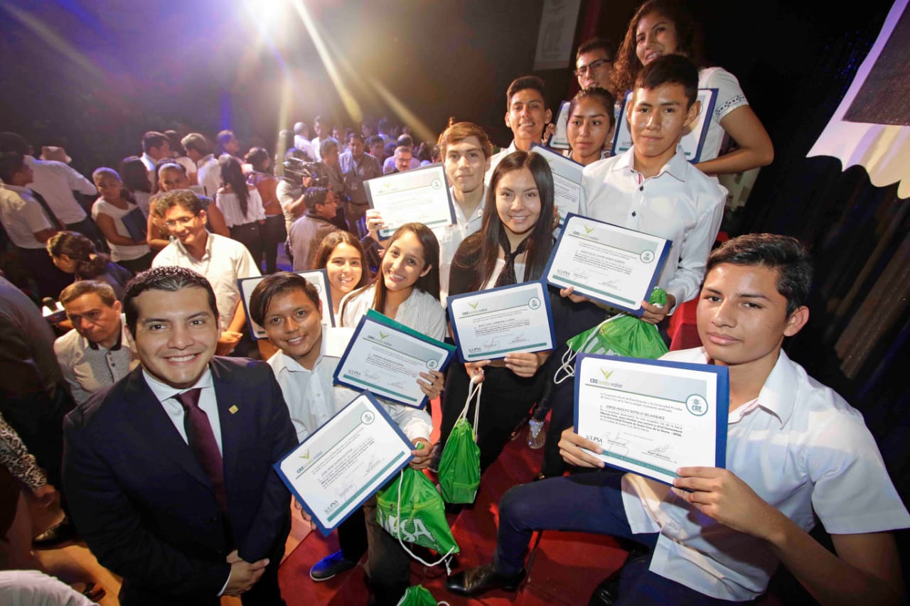 ENTREGA DE LAS BECAS CREANDO VALOR