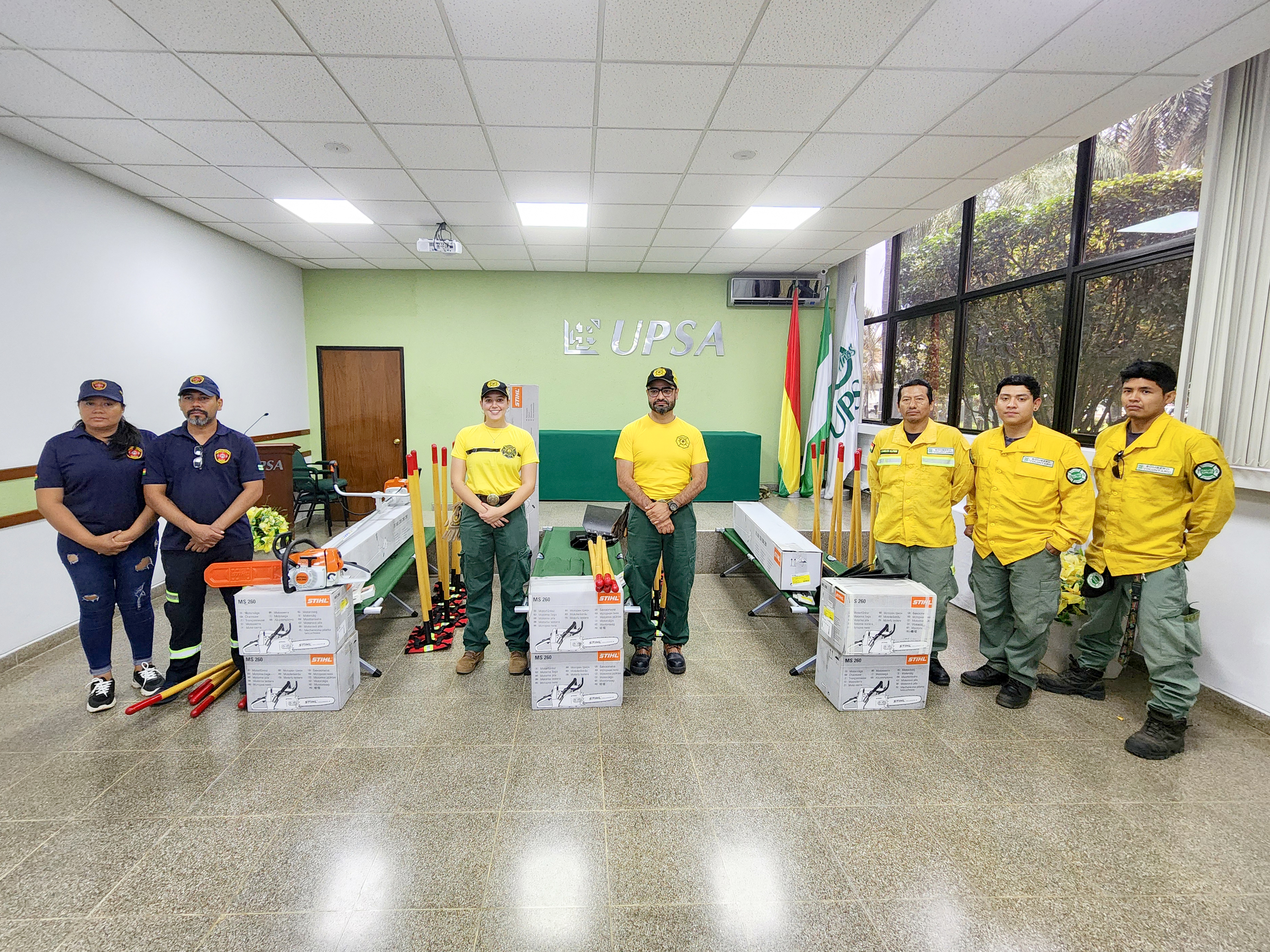 Estudiantes donan equipos para combatir incendios a bomberos forestales voluntarios